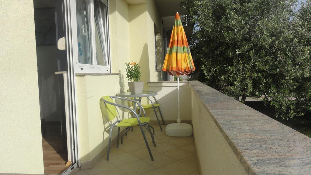 Apartment Roni Zara Esterno foto