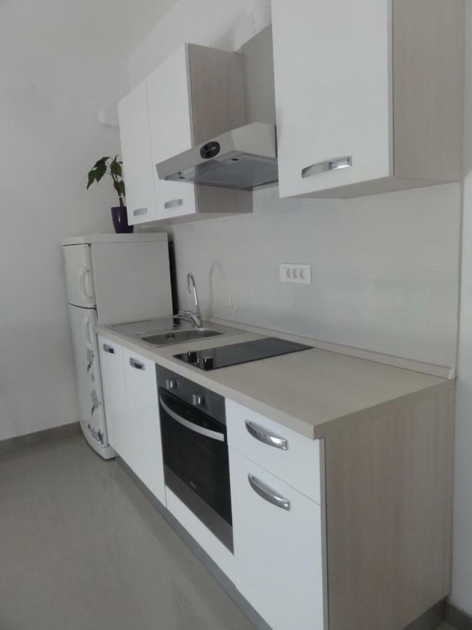 Apartment Roni Zara Esterno foto
